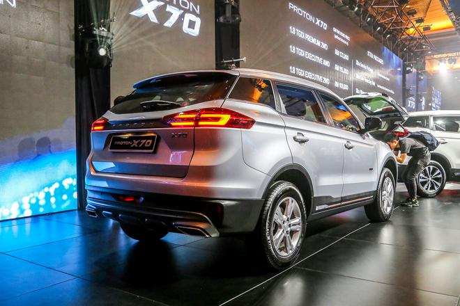 外观方面,宝腾x70基本延续了吉利新款博越的设计,更换了宝腾车标,同时