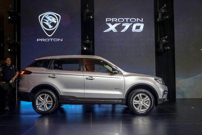 外观方面,宝腾x70基本延续了吉利新款博越的设计,更换了宝腾车标,同时