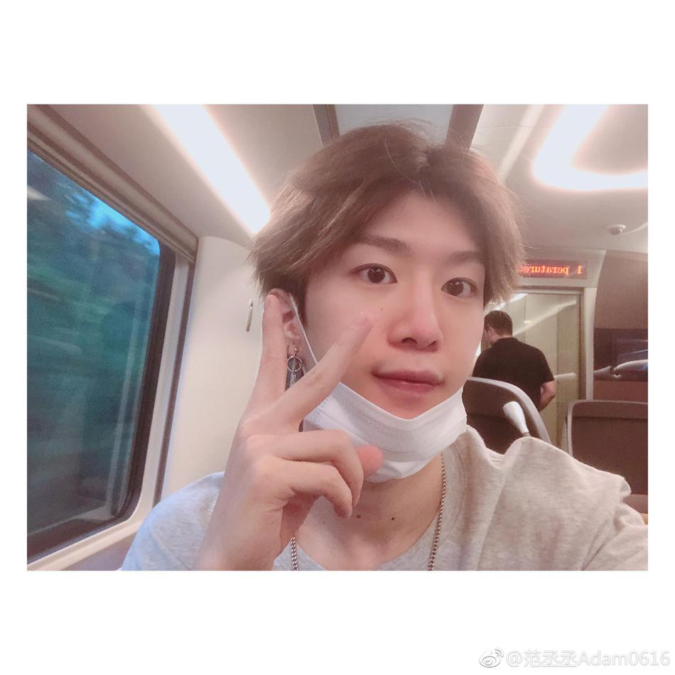 范丞丞送粉丝福利 压箱底自拍竟有长发女装look