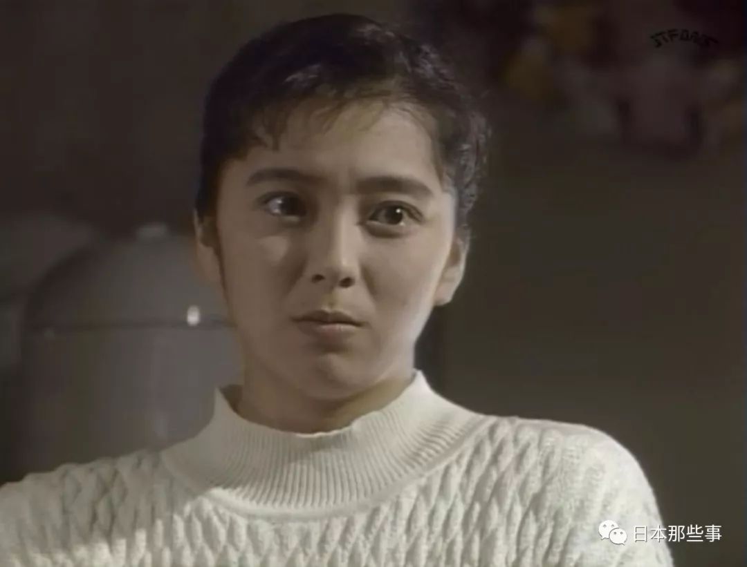 首先,关口里美整天挂着的一副我很需要帮助的表情就够让人忍不住丢