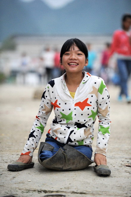 6岁女孩为救精神病母亲失去双腿,18岁的她开启艰难求学路!