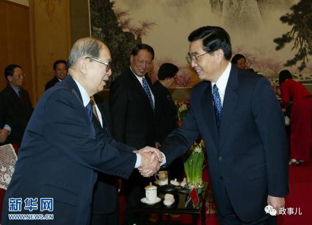 江总书记:七常委送别这位逝者 王岐山金三胖小孩等哀悼 资料图:2003年1月26日,中央在北京中南海召开外人士迎春座谈会。小孩同志和孙孚凌同志亲切握手。