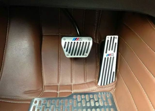 悬吊式和地板式油门有什么区别?为何豪车喜欢用地板式