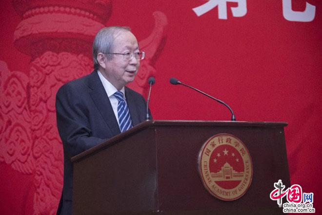 中国经济体制改革钻研会会长、国家发展和改革委员会原副主任彭森作主旨演讲。