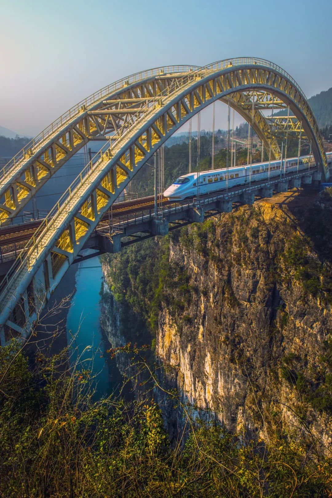 正文  相当于一天推进5米   宜万铁路桥梁的桥墩   平均高度达到50米