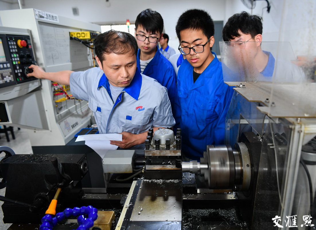 武进职教中心校,老师正在给现代模具制造技术专业学生授课.