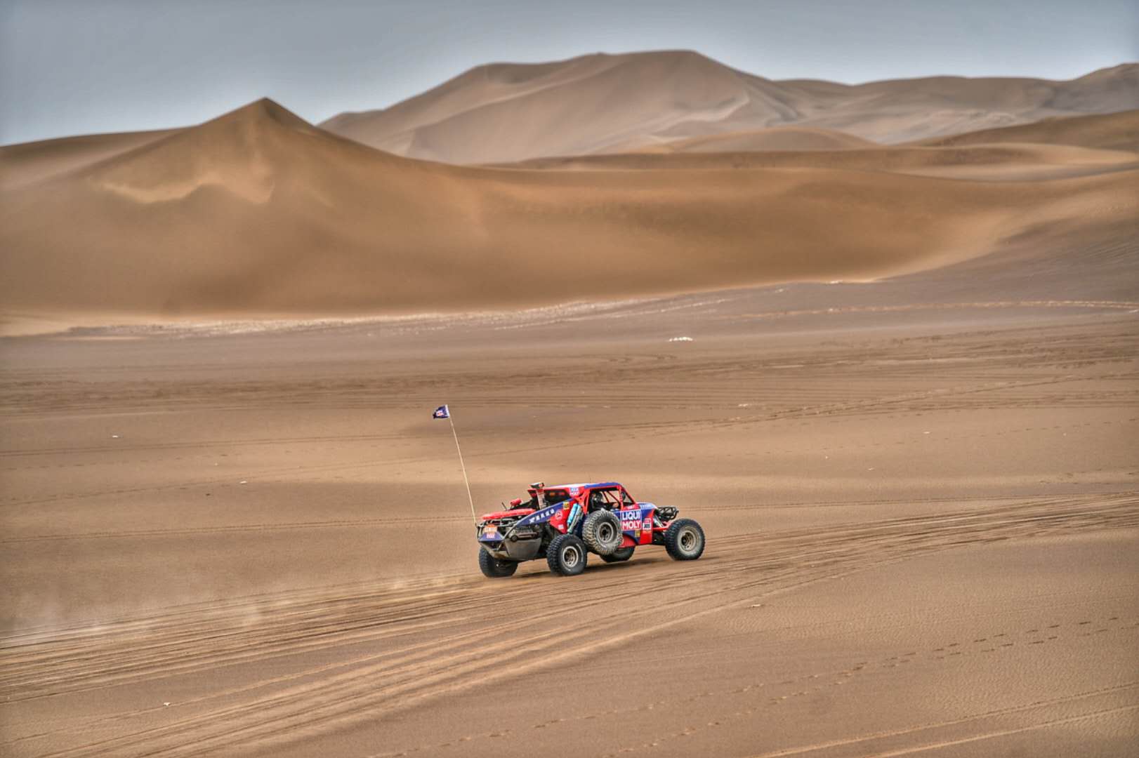 环塔拉力赛火爆激战沙漠戈壁 力魔雄风车队徐挨利三夺飞车王