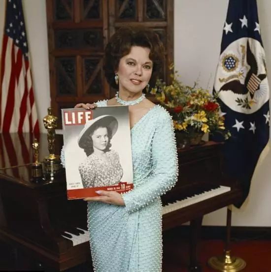 满口谎话的骗子精，靠着行骗从女歌手摇身一变成了高官！