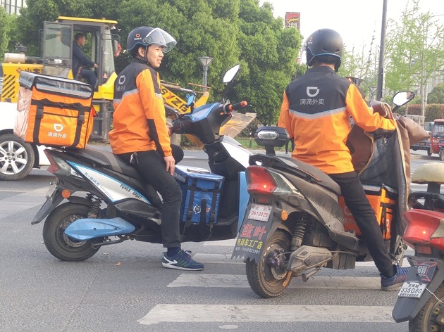 街头忙碌的滴滴外卖小哥 实习生 张潇尹 摄