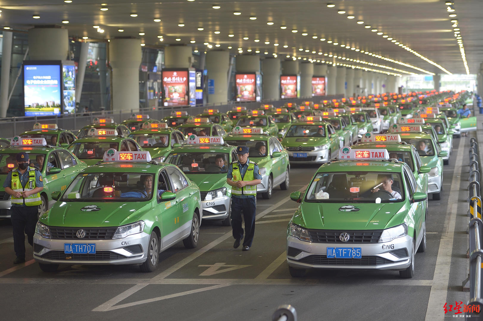 越来越多的传统出租车司机加入网约平台,巡游,网约两条腿走路,以增加