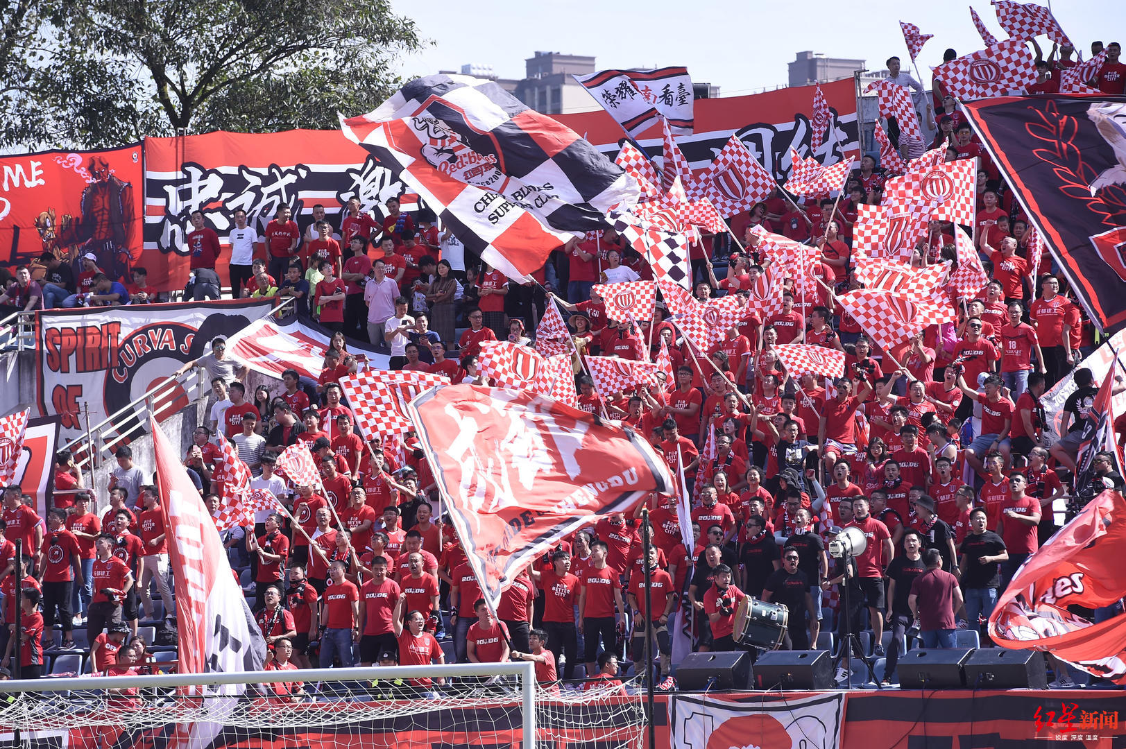 老队长王存收到成都球迷赠送"出场王"旗帜|中乙|足球_新浪新闻