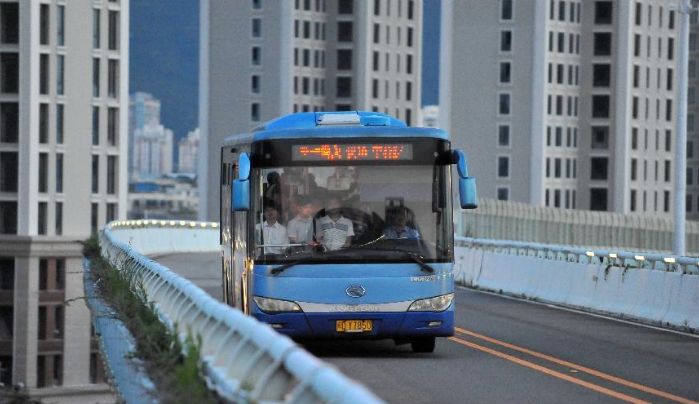 真实的香港双城生活论巴士