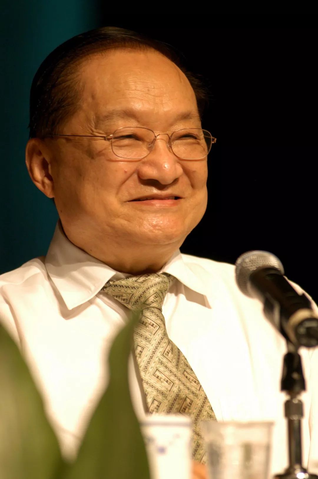 金庸在杭州滔滔不绝“江湖中事”。(2003年7月25日摄)