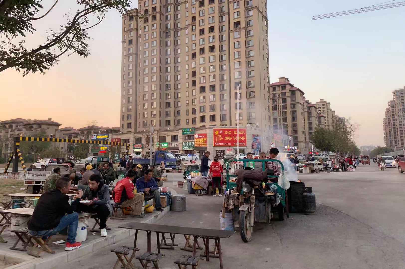 售楼处外的小摊子,徐明朗常在这里吃饭。新京报记者陶若谷 摄