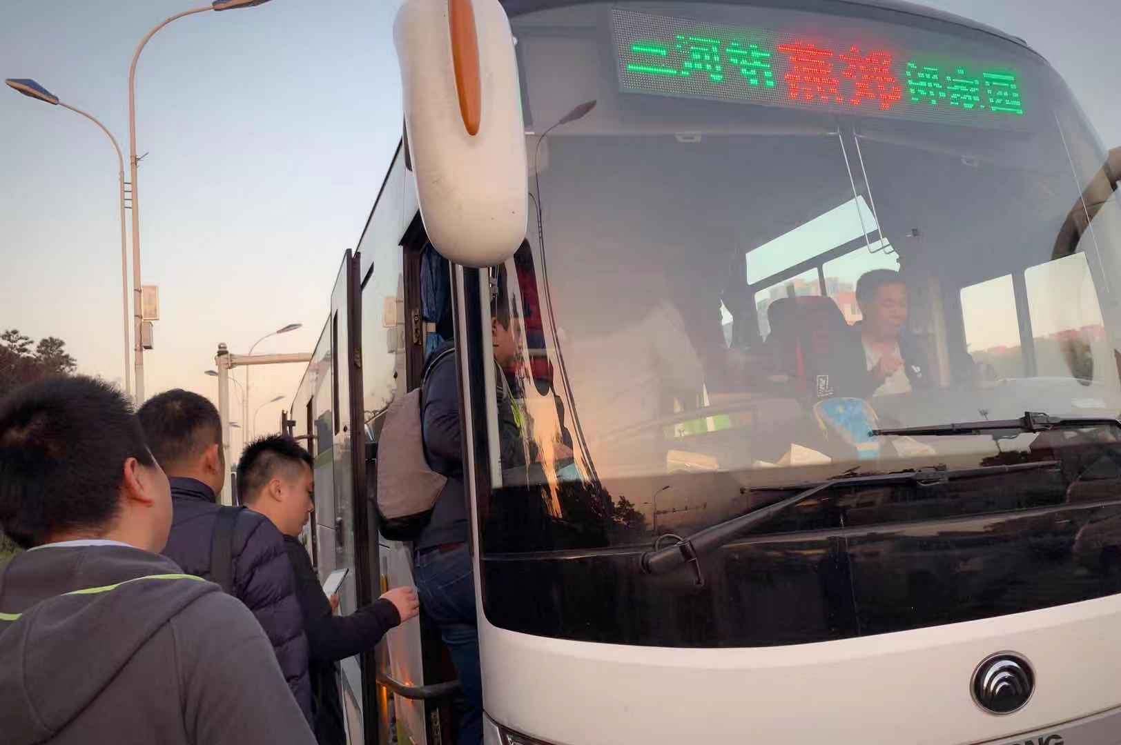 燕郊的大巴车。新京报记者陶若谷 摄