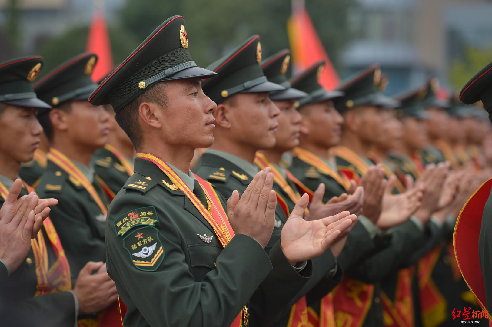 光荣完成阅兵任务 特战装备方队载誉归来|官兵|战士_新浪新闻