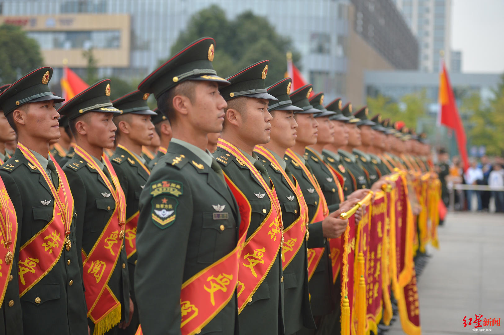 光荣完成阅兵任务 特战装备方队载誉归来|官兵|战士_新浪新闻