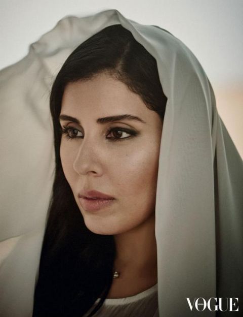 《vogue arabia》因沙特公主坐在驾驶座上点燃了一场辩论