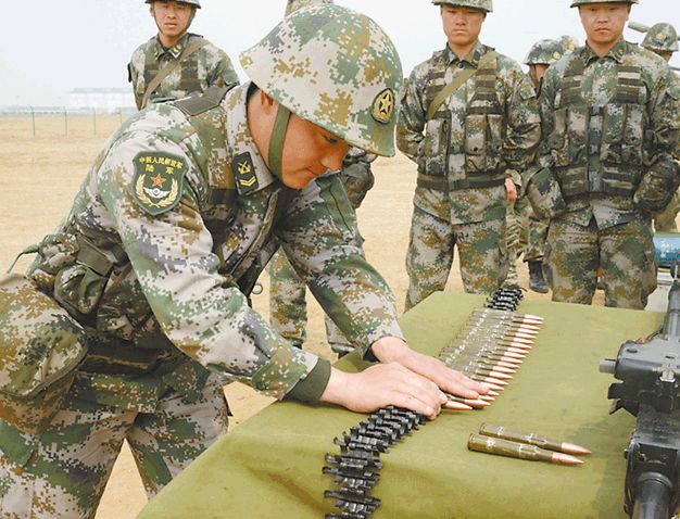 越来越多大学生士兵涌入军营的今天,谁来为低