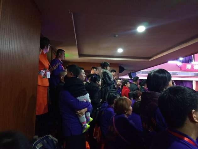 与会者中还有抱着幼孩的人 图片来源:每经演习记者 滑昂 摄