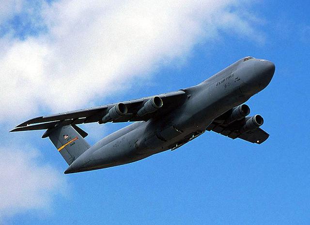 作为二战期间最强大的轰炸机之一,b29超级堡垒绝对是空中巨兽,c47也是