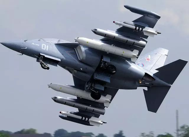 俄罗斯目前装备最先进的教练机雅克130