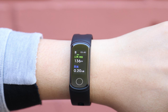 荣耀手环5i评测:健康运动全能助手,支持usb随充,最具性价比的手环之一