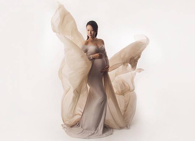 毛俊杰孕期写真,身穿露肩礼服女人味爆棚,挺着大肚子也要美美哒