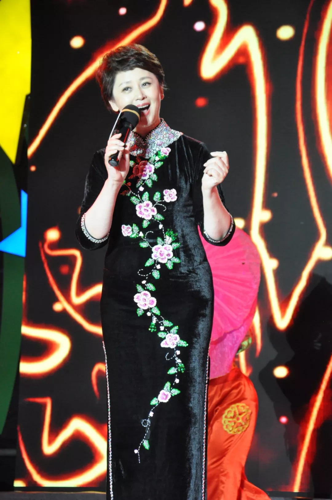 济南电视台著名主持人段文红活动现场,掌声雷动,欢歌笑语,气势磅礴的