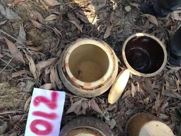 经开塔确认,张某荣申报的两处墓地没有埋藏任何遗骸,其中两个金塔中装有瓦块、牛骨,其余两个为空罐子。警方供图