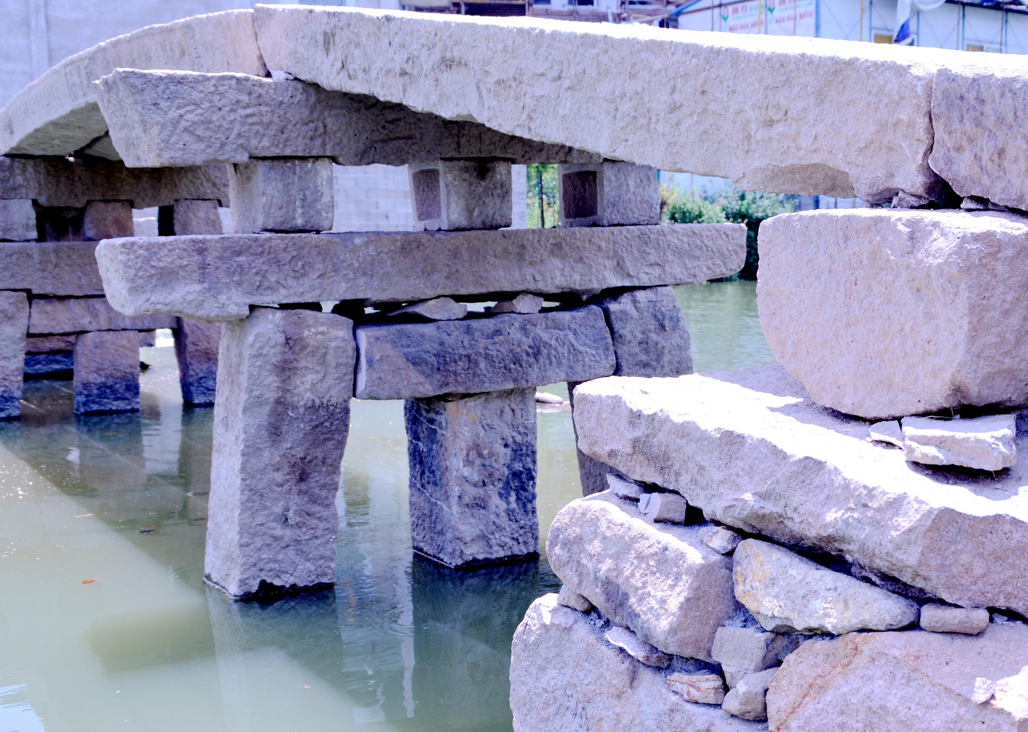 平阳鳌江石拱古桥遭到损坏 修复古桥墩怎能用石块填缝?