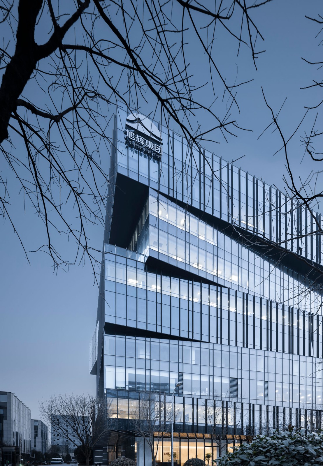 表达重和轻的矛盾与和谐旭辉集团总部大楼