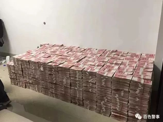 广西一男子将4700万藏家中,现金铺满整张床!结果.