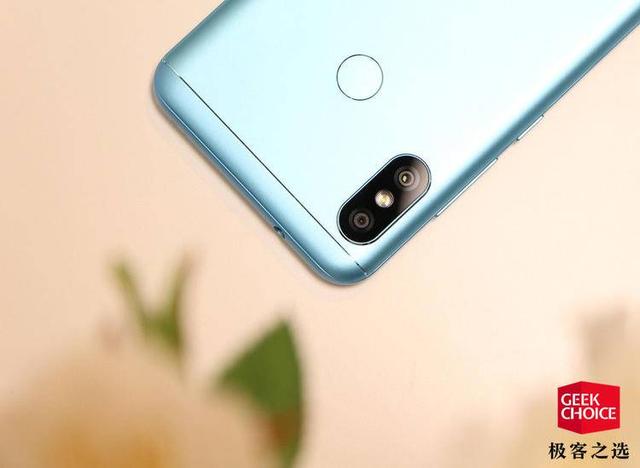 红米6pro上手小巧全面的千元刘海屏手机