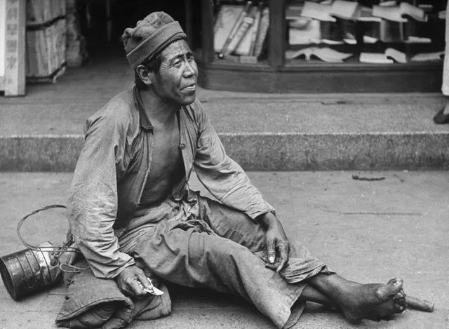 民国的有车一族去加油站也堵车