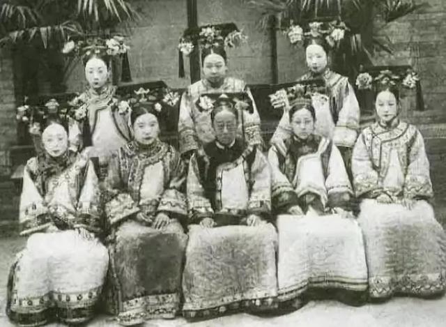 看了清朝嫔妃的老照片才知道宫斗剧都是骗人的