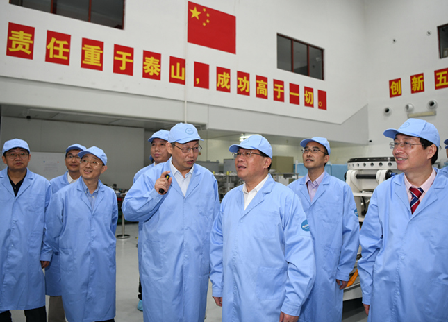 李强调研中国商飞公司和上海微小卫星工程中心