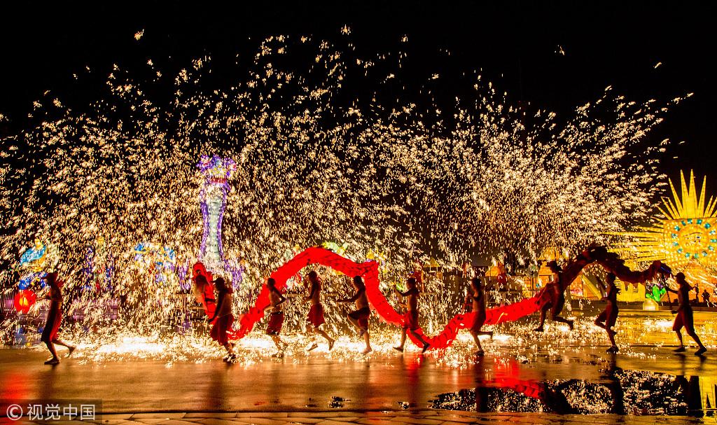 2月6日晚,民间艺人在武汉欢乐谷景区表演非遗节目"火龙钢花",让武汉
