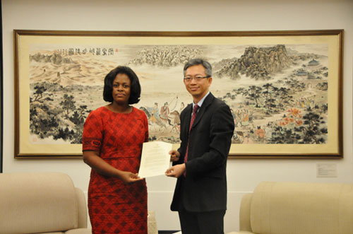 外交部礼宾司副司长兼使团办主任王鲁彤接受圣多美和普林西比新任驻华