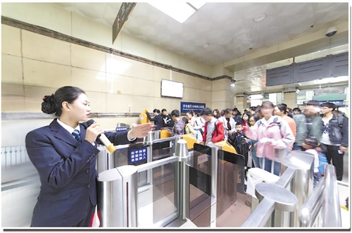 请携带好行李物品,排队检票进站……"在兰州火车站第三候车室,被旅客