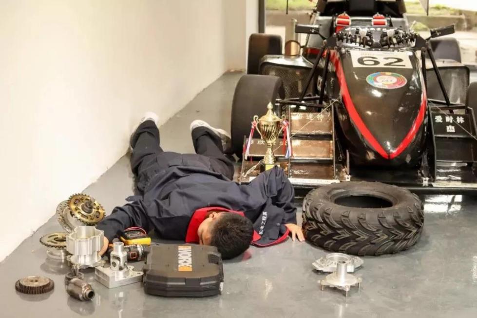 高校各专业纷纷晒"假摔":炫才华知识才是正能量