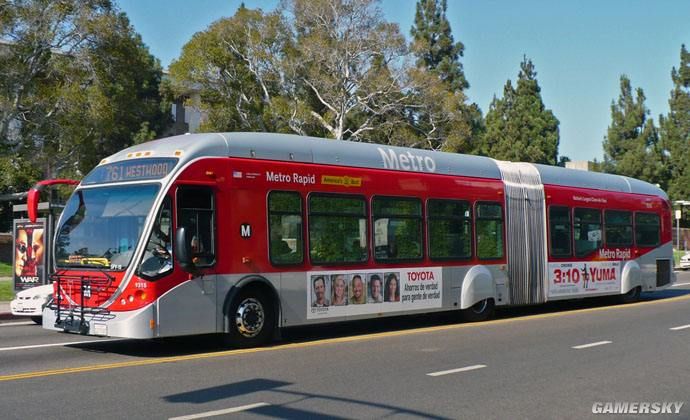 而且美国的公交车对自行车也很友好,车头的铁栏就是给乘客存放自行车