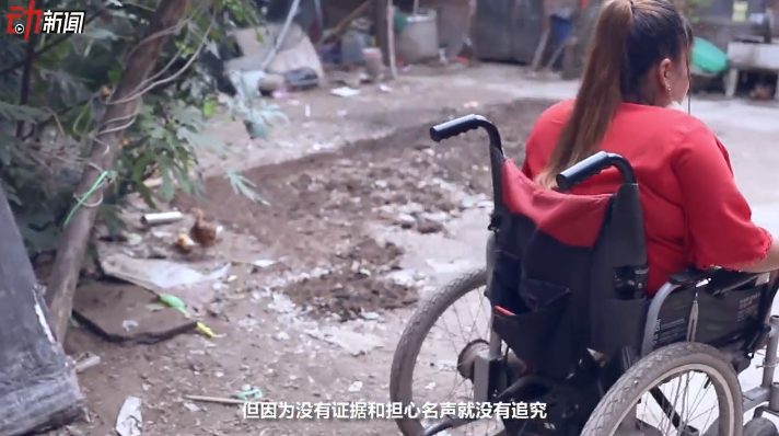 女孩患小儿麻痹11岁被人拐骗 靠卖唱供姐弟上大学