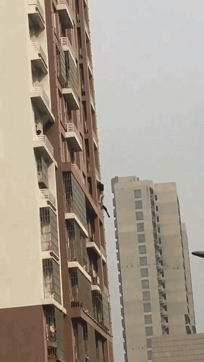 这个坠楼视频,在全国各地微信群传了个遍,警方给出真相