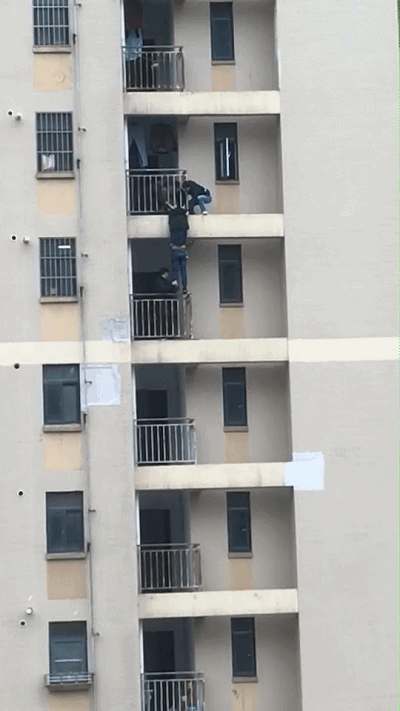 这个男子:这个视频爆朋友圈 男子被挂26楼高空真相没想到
