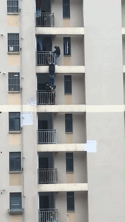这个男子:这个视频爆朋友圈 男子被挂26楼高空真相没想到