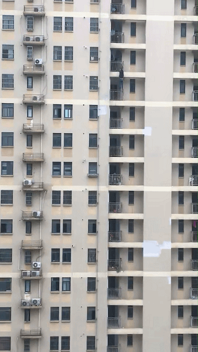这个男子:这个视频爆朋友圈 男子被挂26楼高空真相没想到