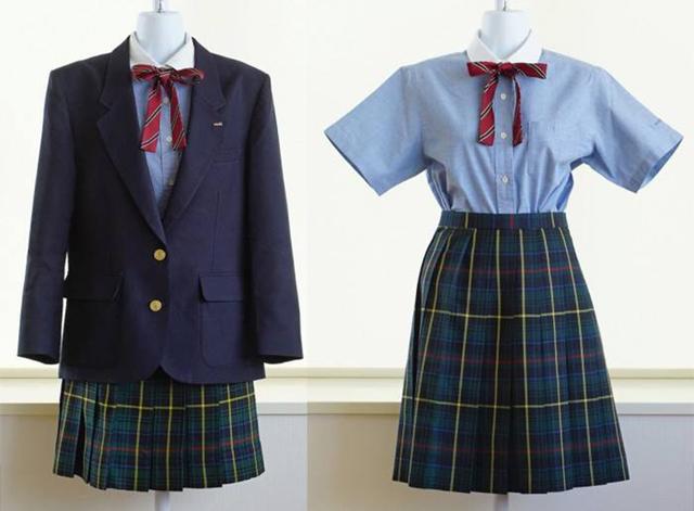 啥学校啊校服费要2300块钱?你以为你是艾利斯顿商学院啊?