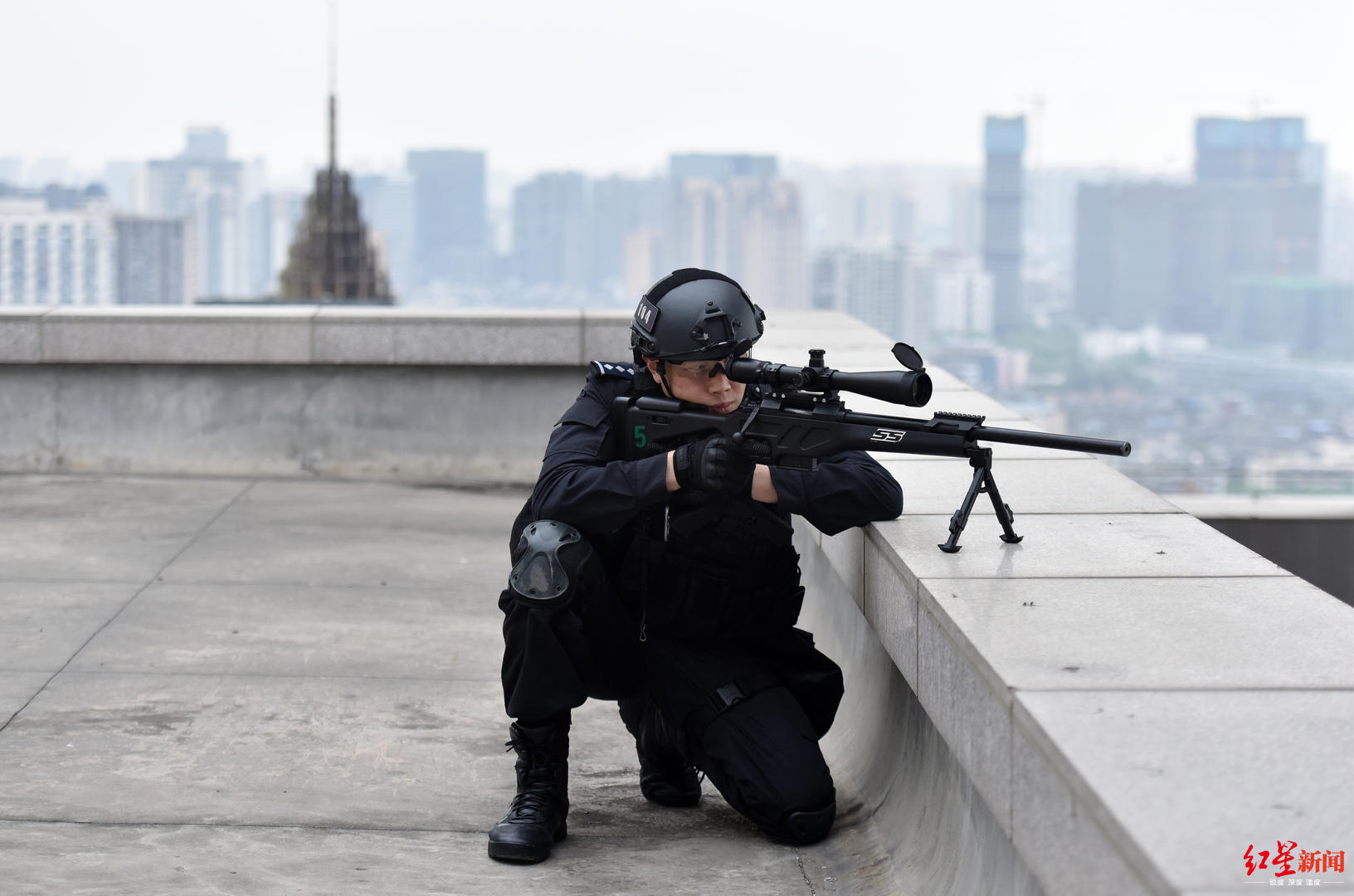 成都特警李建华:一根指头解救8名人质|暴力|李建华|人质_新浪新闻