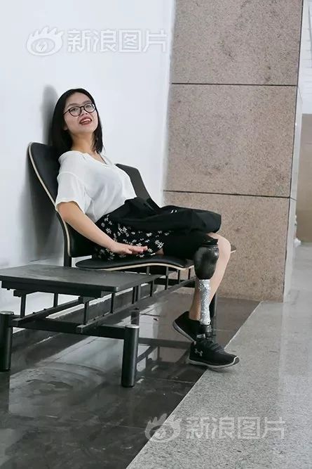 周末故事自信女孩卸下伪装露出假肢没有腿照样可以穿短裤